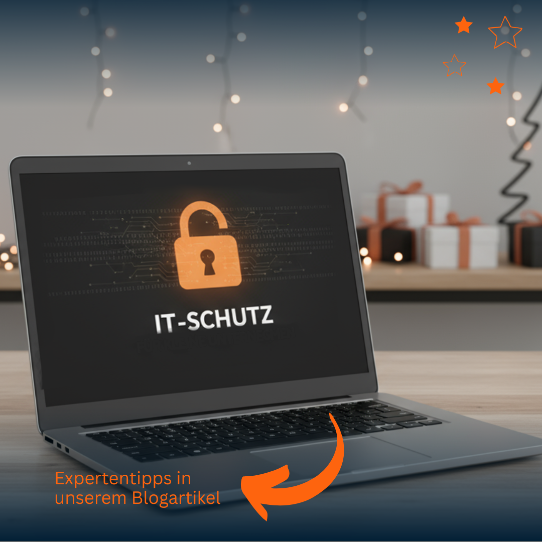 Laptop auf Schreibtisch mit einem Schloss-Symbol und dem Schriftzug ‚IT-Sicherheit‘ auf dem Display; im Hintergrund Büro mit Weihnachtsdeko und Geschenken auf Regalen.